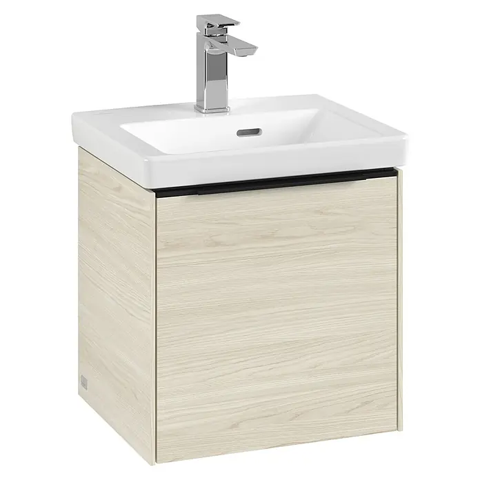 Villeroy & Boch Subway 3.0 Waschbeckenunterschrank - White Oak, Anzahl Türen: 1 Stk., Farbe Griff: Volcano Black, B x T x H: 42,3 x 37,8 x 42,9 cm, DIN Anschlag: Rechts - Ein moderner Waschtisch mit Unterschrank in Holzoptik und einem schlichten, verchromten Wasserhahn. Das Waschbecken ist aus weißer Keramik.