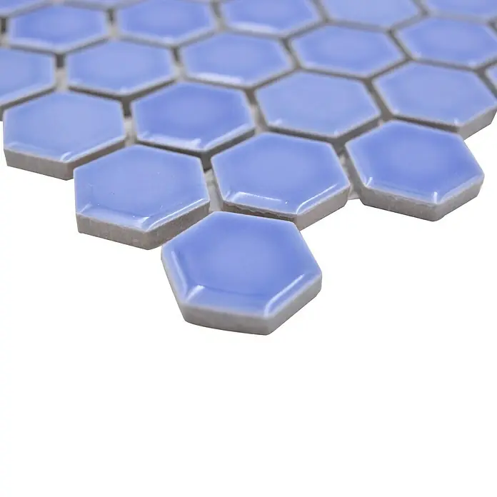 Mosaikfliese Hexagon Uni HX 280 - 26 x 30 cm, Blau, Glänzend - Nahaufnahme von blauen sechseckigen Fliesen, die sich ideal für stilvolle Mosaikprojekte eignen.