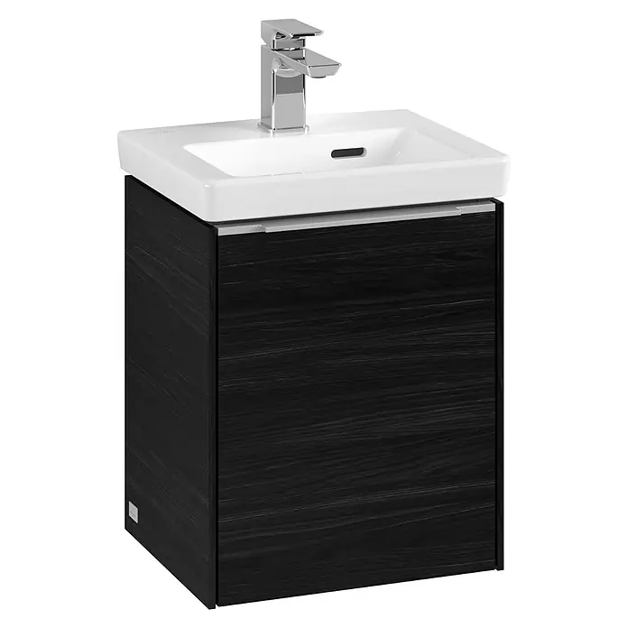 Villeroy & Boch Subway 3.0 Waschbeckenunterschrank - Black Oak, Anzahl Türen: 1 Stk., Farbe Griff: Aluminium glänzend, B x T x H: 35,1 x 30,9 x 42,9 cm, DIN Anschlag: Links - Ein schicker Waschtischunterschrank in Holzoptik mit einem eleganten, weißen Aufsatzwaschbecken und einer modernen Armatur.