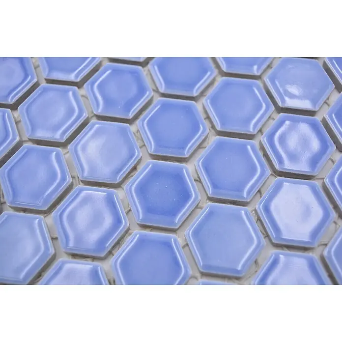 Mosaikfliese Hexagon Uni HX 280 - 26 x 30 cm, Blau, Glänzend - Nahaufnahme eines Musters aus hellblauen, sechseckigen Keramikfliesen mit glänzender Oberfläche, ideal für moderne Wand- und Bodengestaltungen.