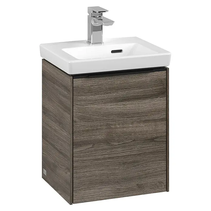 Villeroy & Boch Subway 3.0 Waschbeckenunterschrank - Stone Oak, Anzahl Türen: 1 Stk., Farbe Griff: Volcano Black, B x T x H: 35,1 x 30,9 x 42,9 cm, DIN Anschlag: Links - Waschbeckenunterschrank mit Holzstruktur und weißem Keramikwaschbecken mit moderner Armatur für das Badezimmer.