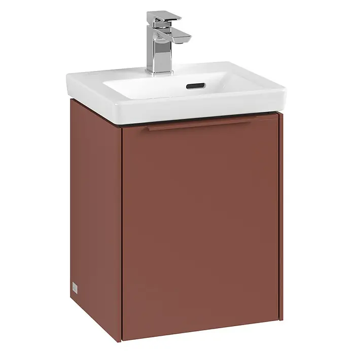 Villeroy & Boch Subway 3.0 Waschbeckenunterschrank - Wine Red, Anzahl Türen: 1 Stk., Farbe Griff: Monochrom, B x T x H: 35,1 x 30,9 x 42,9 cm, DIN Anschlag: Links - Ein quadratischer Waschtischunterschrank mit einem modernen Wasserhahn auf einem weißen Waschbecken.