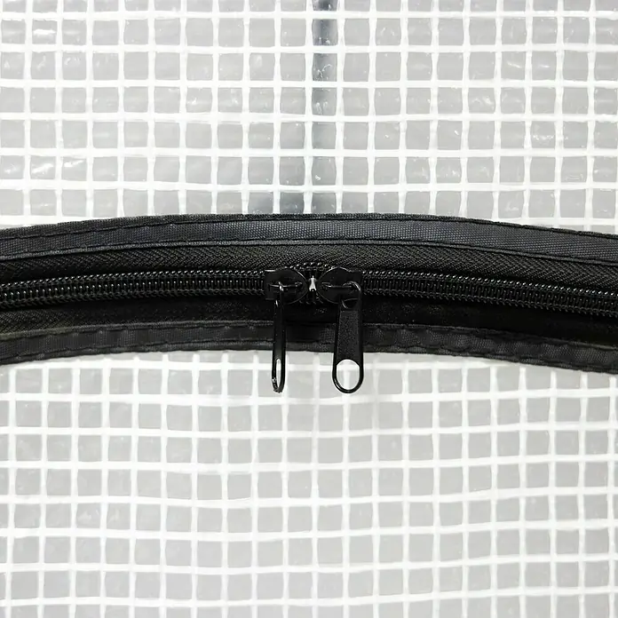 Windhager Winterschutzzelt Qinog - 80 x 180 x 170 cm, Gitterfolie - Nahaufnahme eines stabilen schwarzen Reißverschlusses auf einer transparenten Gewächshausabdeckung, die Langlebigkeit und Schutz für Pflanzen verspricht.