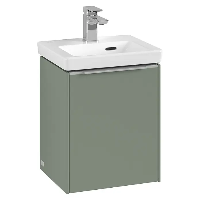 Villeroy & Boch Subway 3.0 Waschbeckenunterschrank - Soft Green, Anzahl Türen: 1 Stk., Farbe Griff: Aluminium glänzend, B x T x H: 35,1 x 30,9 x 42,9 cm, DIN Anschlag: Links - Ein moderner Waschtischunterschrank in Grün mit einem schlichten, weißen Waschbecken und einer Armatur. Ideal für jedes Badezimmer.