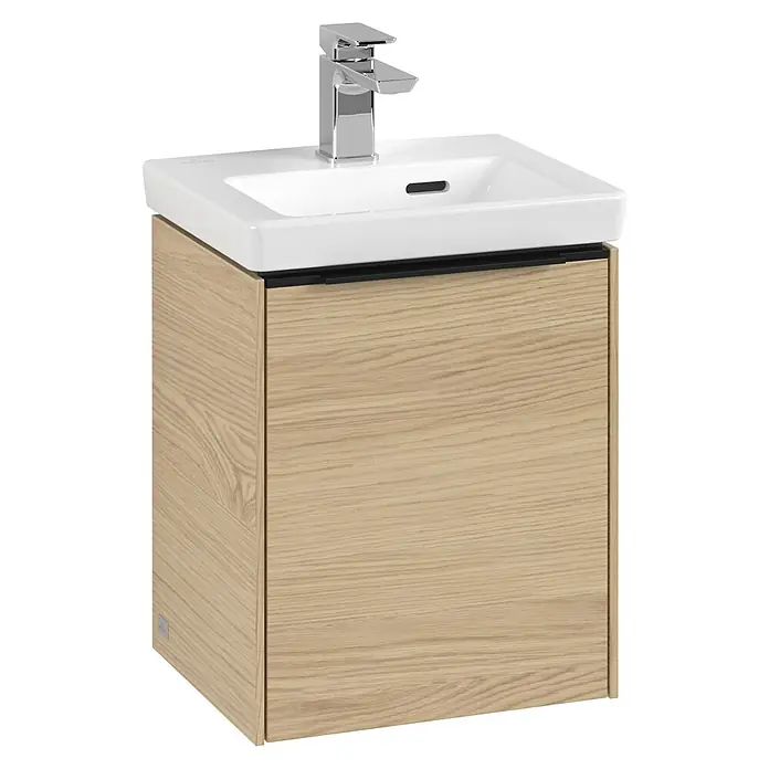 Villeroy & Boch Subway 3.0 Waschbeckenunterschrank - Nordik Oak, Anzahl Türen: 1 Stk., Farbe Griff: Volcano Black, B x T x H: 35,1 x 30,9 x 42,9 cm, DIN Anschlag: Links - Ein moderner Waschtischunterschrank in Holzoptik mit einem weißen Waschbecken und einer Armatur aus Chrom. Praktisches Design für Badezimmer.