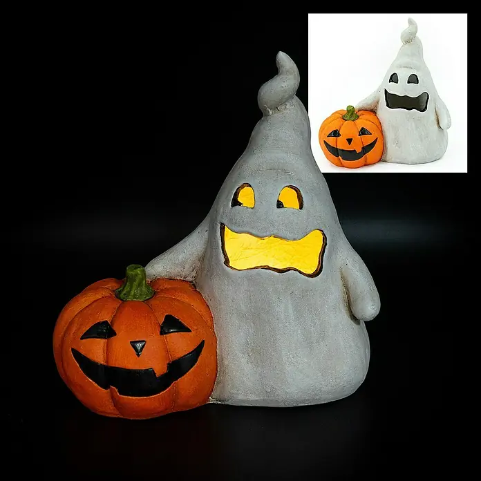 Dekofigur Halloween Geist LED - L x B x H: 28 x 18 x 29 cm, Weiß - Leuchtende Keramik-Geisterfigur umarmt einen orangefarbenen Kürbis. Augen und Mund des Geistes leuchten gelb, der Kürbis hat ein geschnitztes Gesicht.