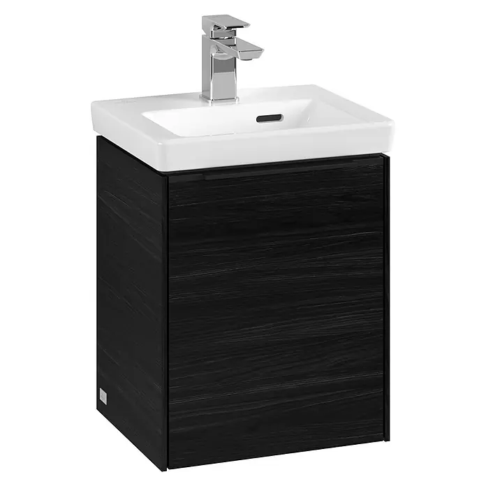 Villeroy & Boch Subway 3.0 Waschbeckenunterschrank - Black Oak, Anzahl Türen: 1 Stk., Farbe Griff: Volcano Black, B x T x H: 35,1 x 30,9 x 42,9 cm, DIN Anschlag: Links - Schwarzer Waschtischunterschrank mit weißem Aufsatzwaschbecken und chromfarbener Armatur für ein stilvolles Badezimmer.