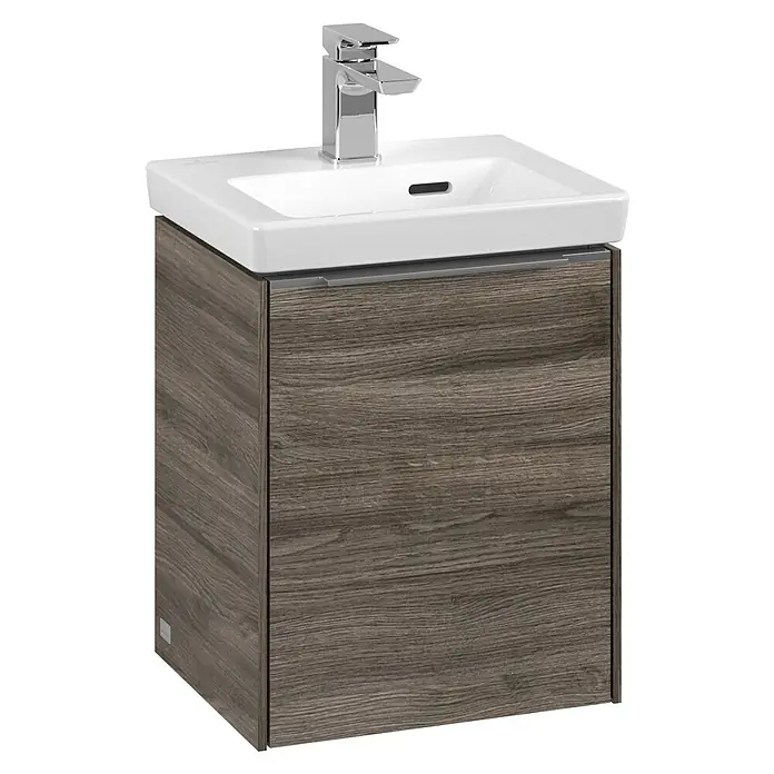 Villeroy & Boch Subway 3.0 Waschbeckenunterschrank - Stone Oak, Anzahl Türen: 1 Stk., Farbe Griff: Aluminium glänzend, B x T x H: 35,1 x 30,9 x 42,9 cm, DIN Anschlag: Links - Ein stilvoller Waschtischunterschrank mit einem modernen Waschbecken und einer eleganten Armatur für ein Badezimmer.