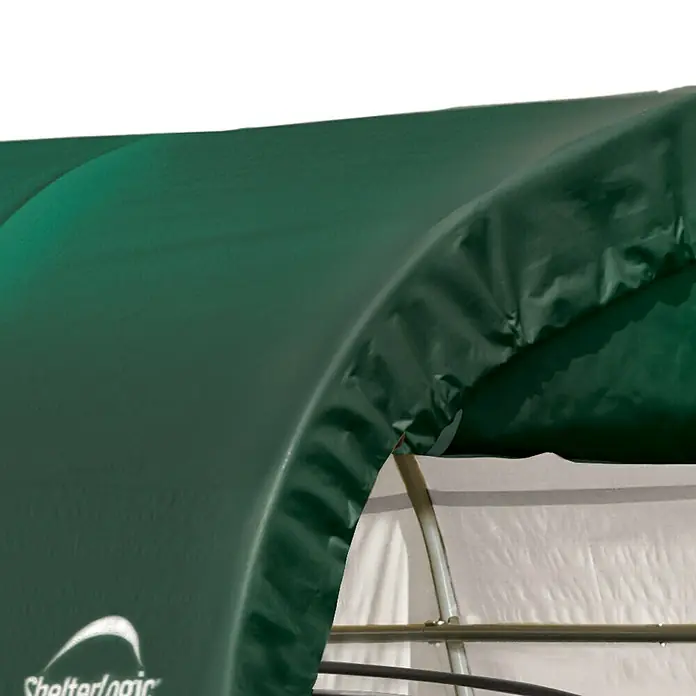ShelterLogic Garage - 610 x 300 cm - Detailaufnahme eines ShelterLogic-Produkts, das grüne Plane und einen Teil des Rahmens zeigt. Ideal für Lagerung und Schutz im Außenbereich.