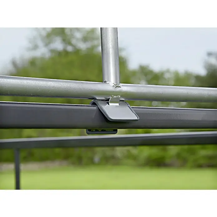 ShelterLogic Weidezelt - Grundfläche: 13,7 m², Kunststoff - Detailaufnahme einer Metallverbindung an einer robusten Stahlkonstruktion, die Stabilität und Haltbarkeit verspricht.
