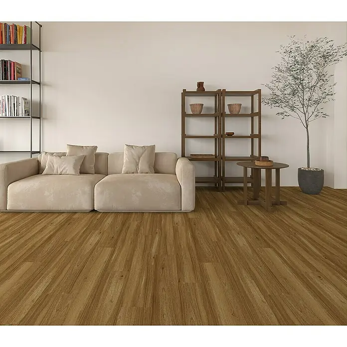 Suelo vinílico autoadhesivo Forest - 152,4 x 914,4 x 2 mm, Marrón - Sala de estar con sofá beige, estantería y suelo de madera para un ambiente cálido y acogedor.