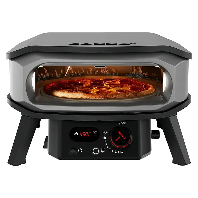 Cozze Pizzaofen Premium 13" - Grillfläche (B x T): 34 x 34 cm, 6 kW - Ein Cozze Pizzaofen mit digitaler Temperaturanzeige und einem köstlichen, fertig gebackenen Pizza im Inneren.