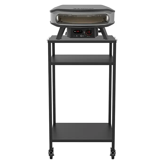 Cozze Grilltisch - B x T x H: 60 x 60 x 110 cm, Stahl - Bild eines grey Ooni Elektro-Pizzaofens auf einem schwarzen Ständer mit zwei Regalen und Rollen. Ideal für Pizza-Enthusiasten.