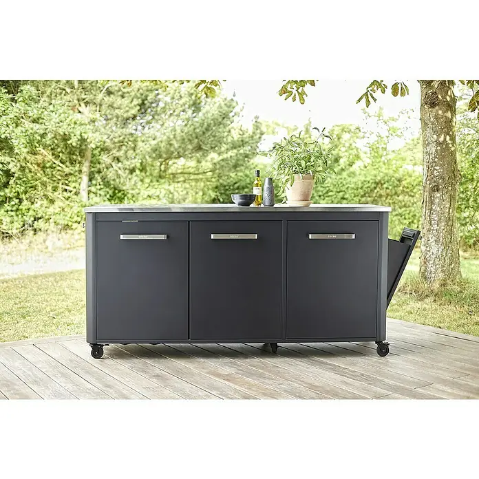 Cozze Outdoorküchen-Modul - Schwarz, B x T x H: 180 x 60 x 90 cm - Das Bild zeigt eine Cozze Outdoor-Küche mit Arbeitsfläche, Schränken und Rollen, ideal für den Garten.