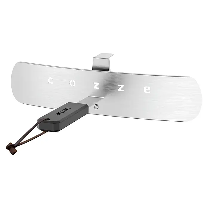 Cozze Pizzaofen Premium 13" - Grillfläche (B x T): 34 x 34 cm, 6 kW - Nahaufnahme eines Azzon-Produkts, das ein schlankes, silbernes Design mit einem dunklen Anhänger kombiniert und moderne Ästhetik ausstrahlt.