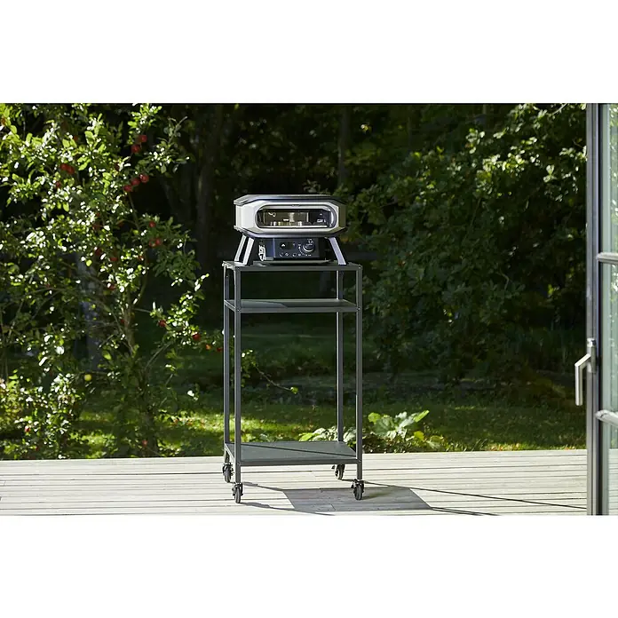Cozze Pizzaofen Premium 13" - Grillfläche (B x T): 34 x 34 cm, 6 kW - Ein kompakter Pizzaofen auf einem stilvollen, rollbaren Servierwagen, ideal für den Außenbereich und kulinarische Genüsse im Freien.
