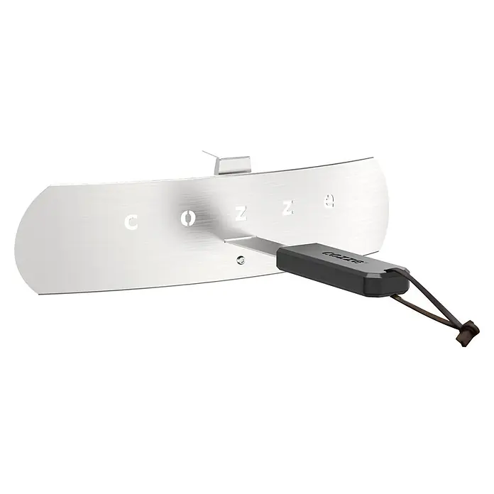 Cozze Pizzaofen Classic 13 - Grillfläche (B x T): 34 x 34 cm, 6 kW - Gekrümmtes silbernes Metallobjekt der Marke COZZIE mit einem dunkelgrauen rechteckigen Anhänger.