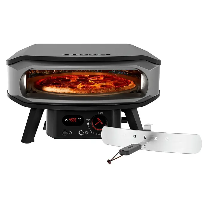 Cozze Pizzaofen Premium 17" - Grillfläche (B x T): 42,5 x 42,5 cm, 8 kW - Cozze Pizzaofen mit Zubehör. Der Ofen ist schwarz und hat eine digitale Anzeige. Eine Pizza befindet sich im Inneren des Ofens.