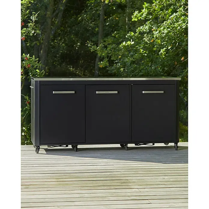 Cozze Outdoorküchen-Modul - Schwarz, B x T x H: 180 x 60 x 90 cm - Schwarzer Outdoor-Küchenschrank mit drei Türen und Rollen auf einer Holzterrasse.