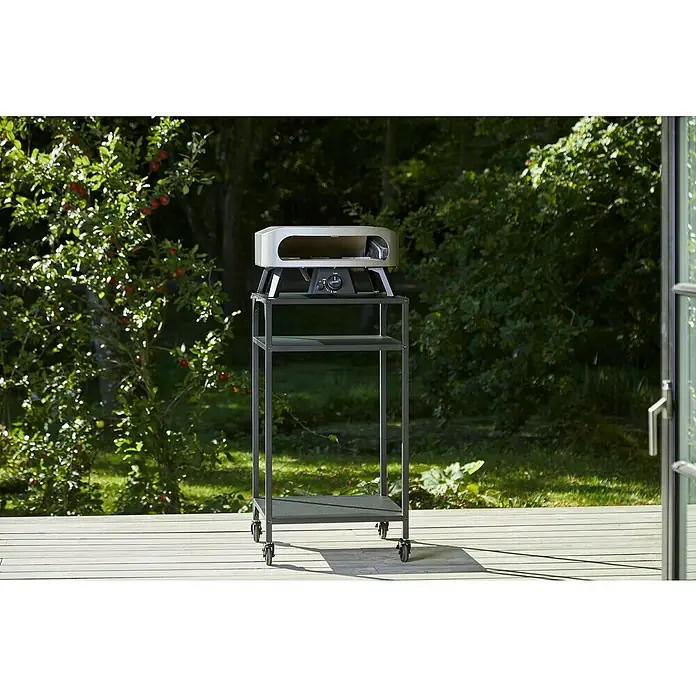 Cozze Pizzaofen Classic 17" - Grillfläche (B x T): 42,5 x 42,5 cm, 8 kW - Ein tragbarer Ooni Pizzaofen auf einem dreistöckigen Wagen mit Rollen, ideal für Pizza-Enthusiasten, die Wert auf Flexibilität und Komfort legen.
