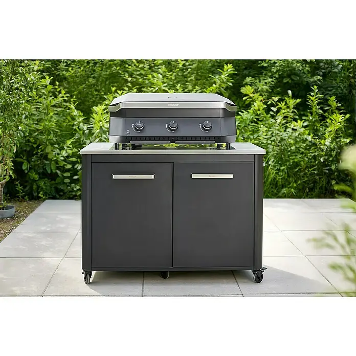 Cozze Plancha-Grill 800 - Grillfläche (B x T): 80 x 50 cm, 7,5 kW, Schwarz - Das Bild zeigt einen Cozze Outdoor-Küchenwagen mit einem Cozze Grillaufsatz. Die Outdoor-Küche ist stilvoll und funktional.