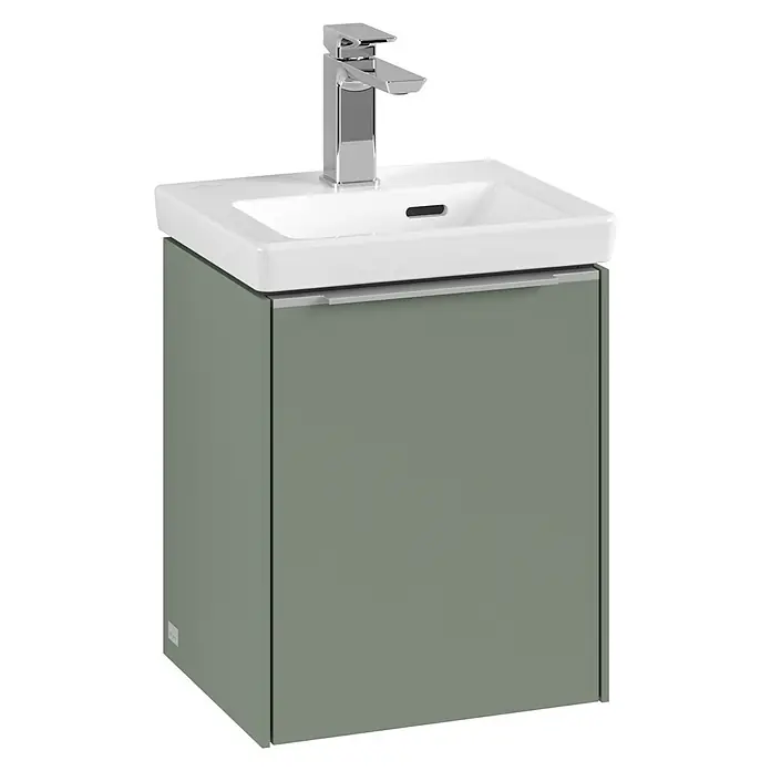 Villeroy & Boch Subway 3.0 Waschbeckenunterschrank - Soft Green, Anzahl Türen: 1 Stk., Farbe Griff: Aluminium glänzend, B x T x H: 35,1 x 30,9 x 42,9 cm, DIN Anschlag: Rechts - Bild eines modernen Waschtischs mit einem Unterschrank in einem sanften Grünton und einem eleganten, verchromten Wasserhahn.