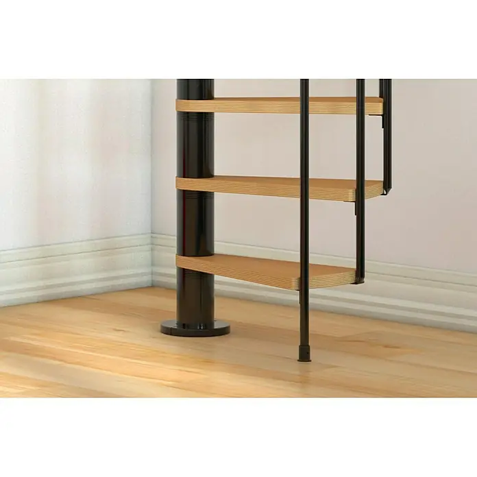 Dolle Spindeltreppe Calgary - Durchmesser: 120 cm, Anthrazit, Farbe Stufen: Buche Natur, Geschosshöhe: 244,8 cm - 280,8 cm - Nahaufnahme einer Wendeltreppe mit Holzstufen und schwarzem Metallrahmen, die modernes Design und Funktionalität vereint.