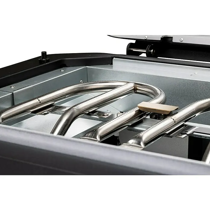 Cozze Plancha-Grill 800 - Grillfläche (B x T): 80 x 50 cm, 7,5 kW, Schwarz - Nahaufnahme des Inneren eines Grills, der die Brennerrohre zeigt, die das Herzstück für gleichmäßiges Kochen bilden.