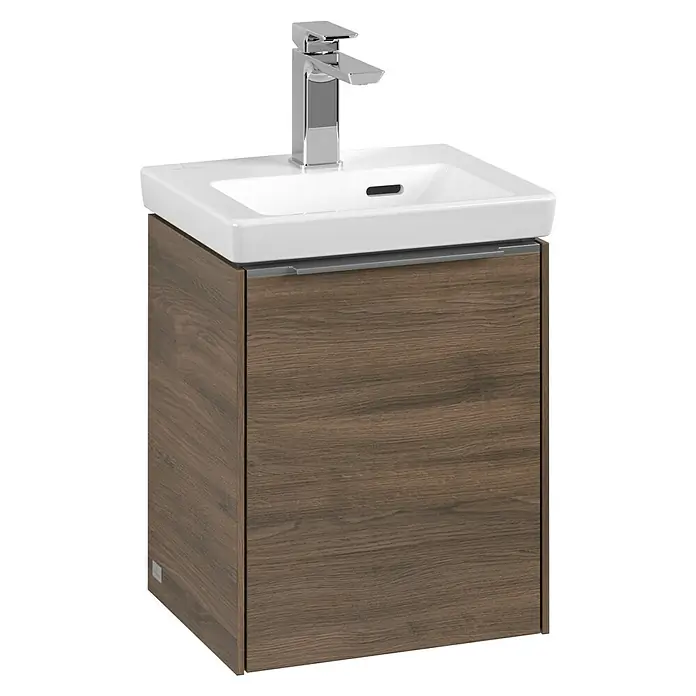 Villeroy & Boch Subway 3.0 Waschbeckenunterschrank - Arizona Oak, Anzahl Türen: 1 Stk., Farbe Griff: Aluminium glänzend, B x T x H: 35,1 x 30,9 x 42,9 cm, DIN Anschlag: Rechts - Waschbeckenunterschrank mit einer braunen Holzstruktur und einem modernen, verchromten Wasserhahn für ein stilvolles Badezimmerambiente.