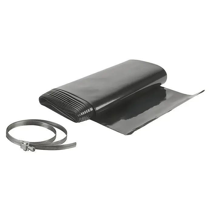 Marley Dachrinnenschlauch - 5 m, Nennweite: 75 mm - 125 mm - Eine Rolle schwarze Teichfolie mit einer Metallschelle liegt auf dunklem Untergrund. Die Folie ist aufgerollt und teilweise ausgerollt dargestellt.