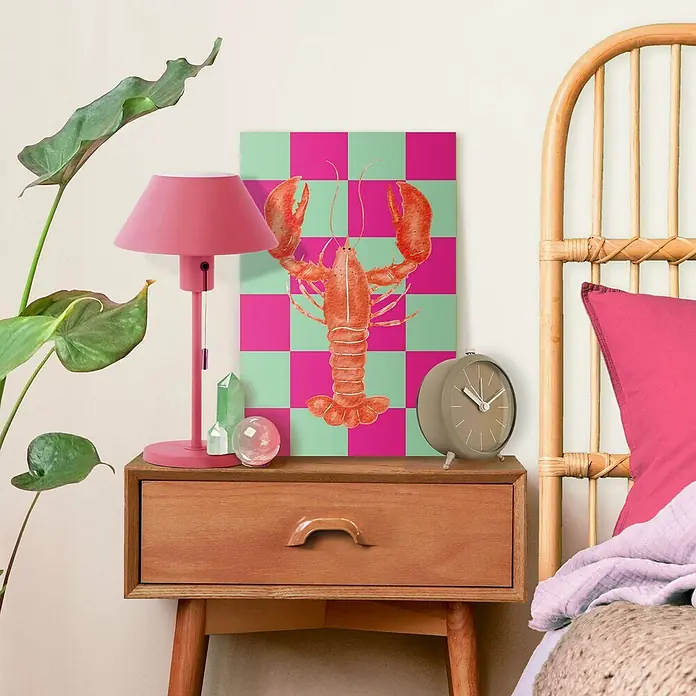 Reinders Leinwandbild Giclee on Canvas - Lobster Checkers, B x H: 20 x 30 cm - Ein Nachttisch mit einer rosa Lampe, einer Kristallkugel, einer Uhr und einem Bild von einem Hummer.