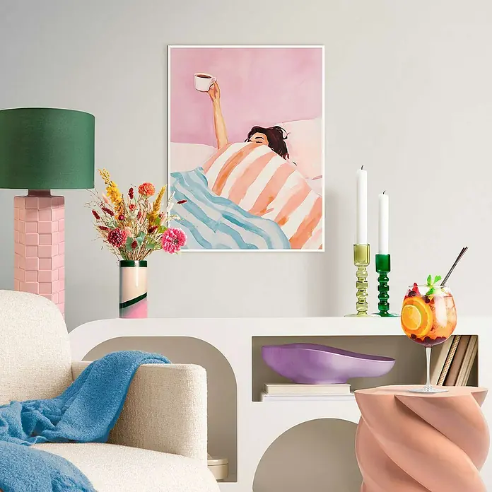 Reinders Bild Slim Frame White - Coffee Please, B x H: 30 x 40 cm - Ein stilvolles Interieur mit einem auffälligen Wandbild einer Frau mit Kaffee im Bett, das dem Raum einen modernen Touch verleiht.