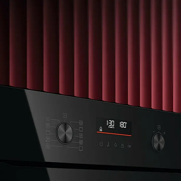 AEG Horno empotrado OU5PB40NSK - Número de tipos de calentamiento: 9 ud., 72 l - Primer plano de un horno empotrable negro con pantalla digital y mandos giratorios, resaltando una estética de cocina moderna.