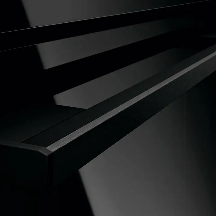 AEG Horno empotrado OU5PB40NSK - Número de tipos de calentamiento: 9 ud., 72 l - Primer plano de un elegante piano negro, destacando su fina artesanía y los sofisticados elementos de diseño.