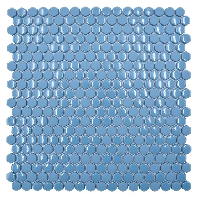 Mosaikfliese Hexagon CUBA HX2GM - 29 x 29,5 cm, Blau, Matt - Nahaufnahme eines quadratischen Musters aus hellblauen sechseckigen Mosaikfliesen, ideal für ein modernes Badezimmer oder eine Küchenrückwand.