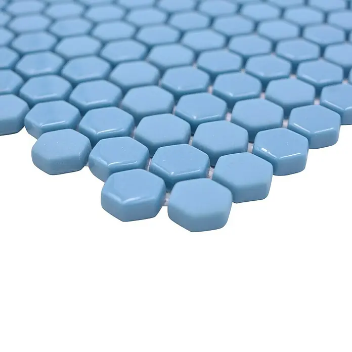 Mosaikfliese Hexagon CUBA HX2GM - 29 x 29,5 cm, Blau, Matt - Nahaufnahme von hellblauen sechseckigen Mosaikfliesen, die ein geometrisches Muster für Badezimmer oder Küchenrückwände bilden.