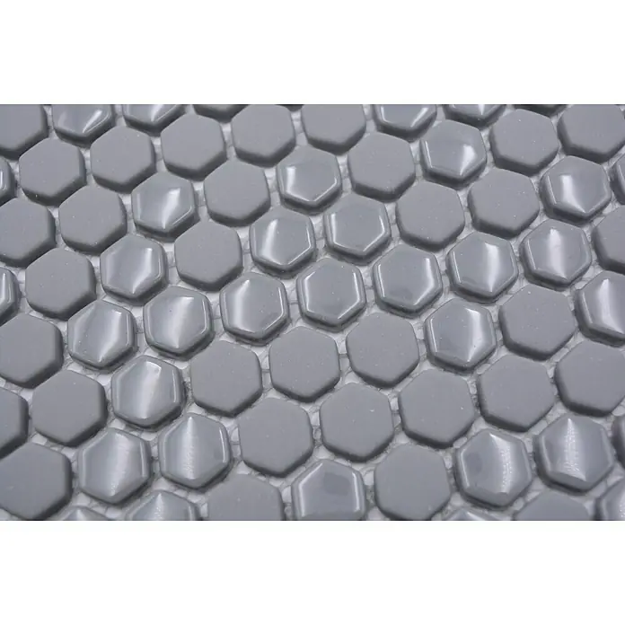 Mosaikfliese Hexagon CUBA HX4GM - 29 x 29,5 cm, Grau, Matt - Nahaufnahme von grauen, glänzenden Sechseck-Mosaikfliesen, die ein modernes und stilvolles Design für Innenräume bieten.