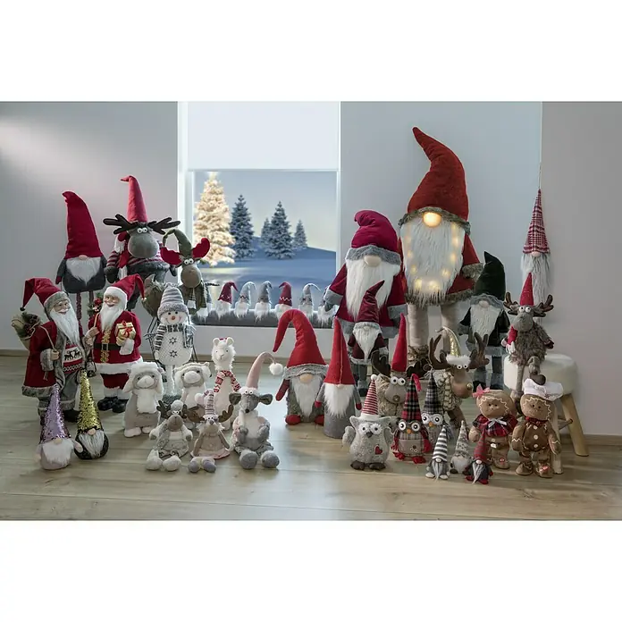 Weihnachtszwerg Weihnachtsmann mit langer Mütze - Textil, Weiß/Rot, Höhe: 52 cm - Eine festliche Ansammlung von Weihnachtsfiguren, darunter Wichtel, Elche und Weihnachtsmänner, die eine warme, einladende Atmosphäre schaffen.