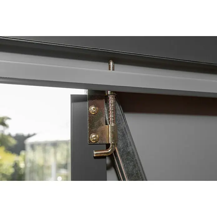 Spacemaker Geräteschrank 4x7 - Außenbreite inkl. Dachüberstand: 124 cm, Außentiefe inkl. Dachüberstand: 203 cm, Stahl, Grau - Nahaufnahme des Verriegelungsmechanismus eines Metallschranks, der die Details der Hardware und des Designs hervorhebt.