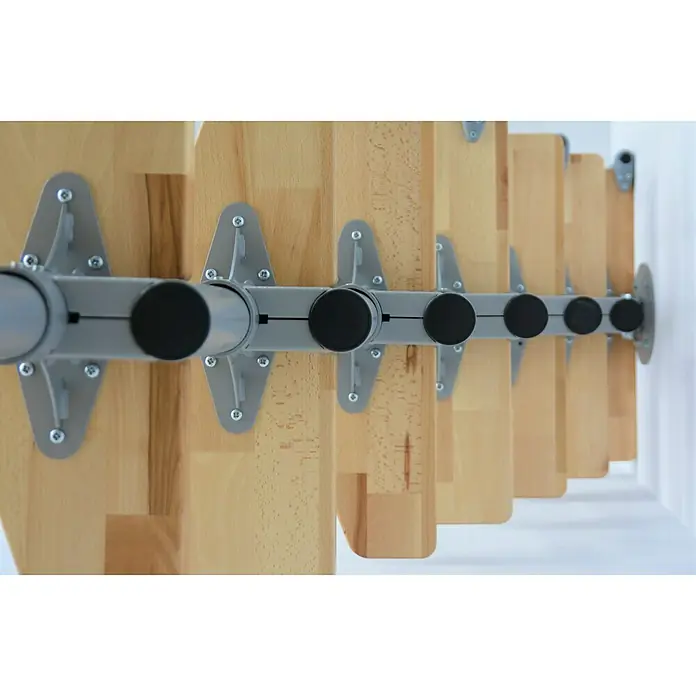 Minka Raumspartreppe Monaco - Breite: 60 cm, Grau, Farbe Stufen: Buche Natur, Geschosshöhe: 294 cm - Detailaufnahme einer Wandgarderobe mit Holzpaneelen und grauem Metallgestell, ideal für platzsparende Aufbewahrung.