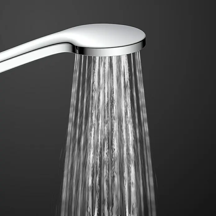 Camargue Handbrause - Anzahl Funktionen: 3 Stk., Chrom - Nahaufnahme eines modernen Duschkopfs mit fließendem Wasser, der ein Gefühl von Luxus und Entspannung vermittelt.