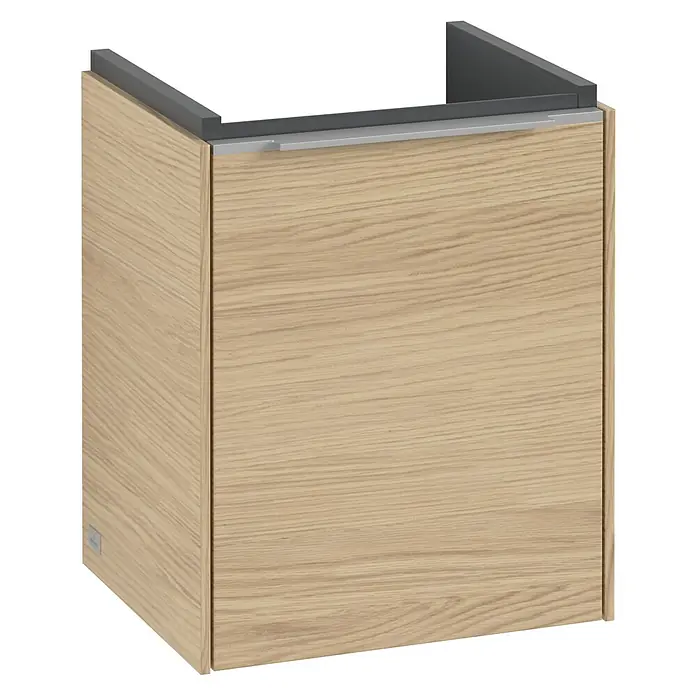 Villeroy & Boch Subway 3.0 Waschbeckenunterschrank - Nordik Oak, Anzahl Türen: 1 Stk., Farbe Griff: Aluminium glänzend, B x T x H: 35,1 x 30,9 x 42,9 cm, DIN Anschlag: Rechts - Abbildung eines Holzunterschranks für das Badezimmer mit einer grauen Arbeitsplatte. Ideal für moderne Badezimmerdesigns.