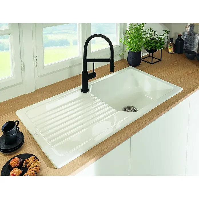 Villeroy & Boch Einbauspüle Linara - 100 x 51 cm, Keramik, Weiß - Einbau-Küchenspüle in Weiß mit Abtropffläche und schwarzer Armatur, ideal für moderne Küchen. Praktisch und stilvoll.