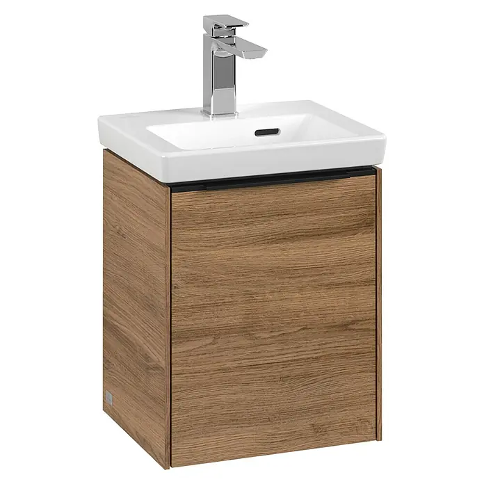 Villeroy & Boch Subway 3.0 Waschbeckenunterschrank - Kansas Oak, Anzahl Türen: 1 Stk., Farbe Griff: Volcano Black, B x T x H: 35,1 x 30,9 x 42,9 cm, DIN Anschlag: Rechts - Bild eines modernen Waschtisches mit Holzunterschrank, weißem Aufsatzwaschbecken und verchromter Armatur. Elegantes Design für Badezimmer.