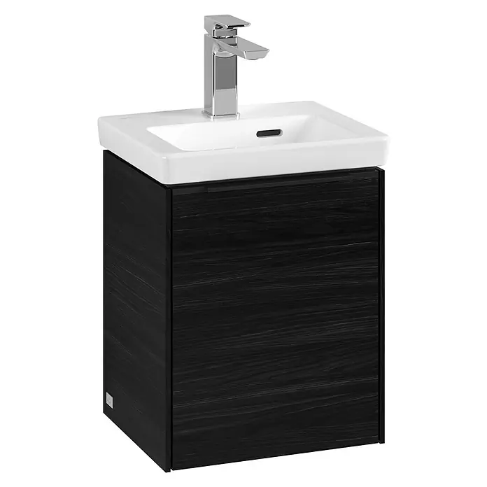 Villeroy & Boch Subway 3.0 Waschbeckenunterschrank - Black Oak, Anzahl Türen: 1 Stk., Farbe Griff: Volcano Black, B x T x H: 35,1 x 30,9 x 42,9 cm, DIN Anschlag: Rechts - Ein moderner Waschtischunterschrank in dunkler Holzoptik mit einem weißen Aufsatzwaschbecken und einer Armatur. Elegantes Design für jedes Badezimmer.