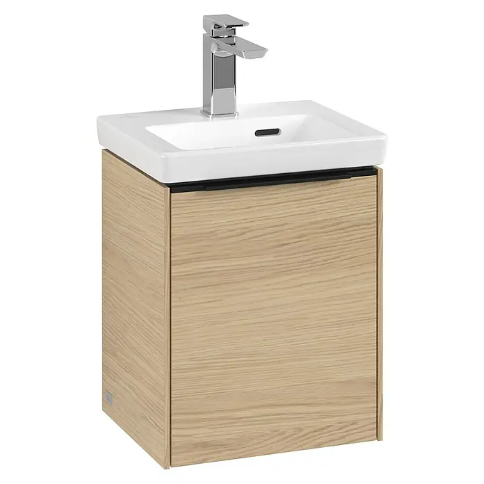 Villeroy & Boch Subway 3.0 Waschbeckenunterschrank - Nordik Oak, Anzahl Türen: 1 Stk., Farbe Griff: Volcano Black, B x T x H: 35,1 x 30,9 x 42,9 cm, DIN Anschlag: Rechts - Ein Waschbeckenunterschrank mit einer hellen Holzstruktur und einem modernen, glänzenden Wasserhahn. Perfekt für ein stilvolles Badezimmer.