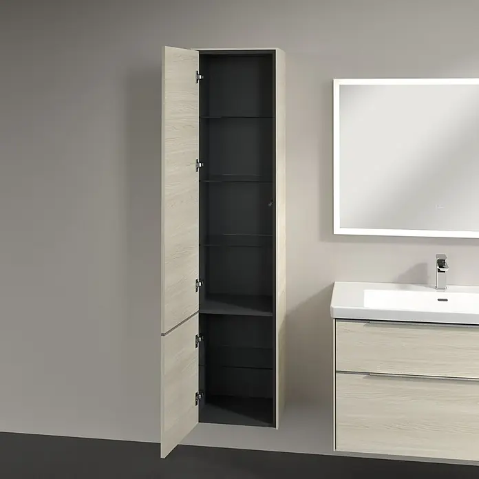 Villeroy & Boch Subway 3.0 Hochschrank - B x T x H: 40 x 36,2 x 171 cm, 2x Tür, White Oak, Farbe Griff: Aluminium glänzend, DIN Anschlag: Links - Ein moderner Badezimmerschrank mit offenen Türen, der seine grauen Innenregale zeigt, zusammen mit einem passenden Waschtisch und Spiegel.