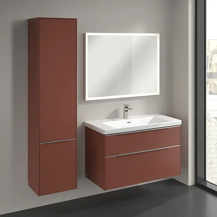Villeroy & Boch Subway 3.0 Hochschrank - B x T x H: 40 x 36,2 x 171 cm, 2x Tür, Wine Red, Farbe Griff: Aluminium glänzend, DIN Anschlag: Links - Das Bild zeigt ein modernes Badezimmer-Set in Terrakotta mit Waschtischunterschrank, Hochschrank und beleuchtetem Spiegel. Elegantes Design für Ihr Bad.