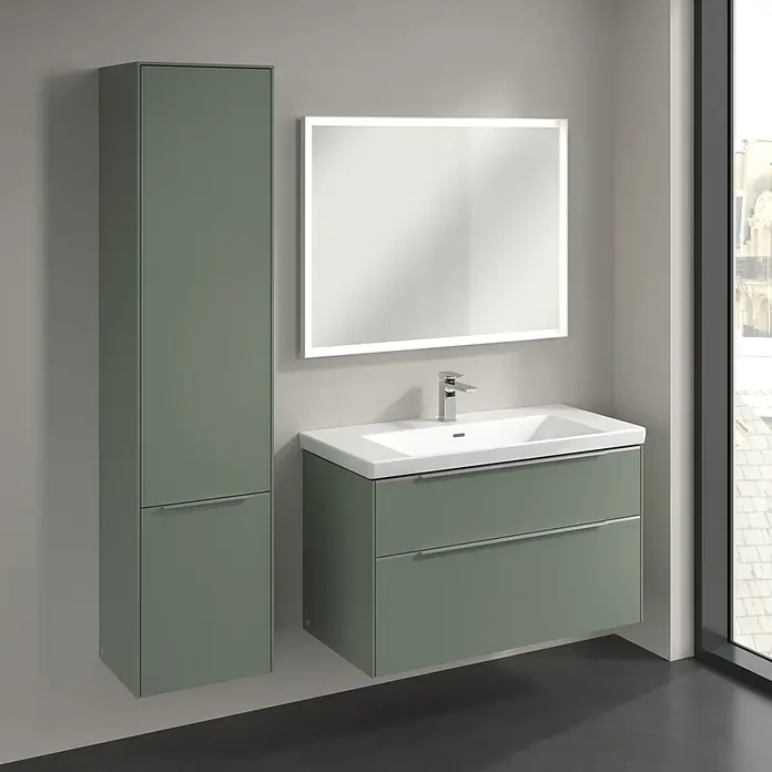Villeroy & Boch Subway 3.0 Hochschrank - B x T x H: 40 x 36,2 x 171 cm, 2x Tür, Soft Green, Farbe Griff: Aluminium glänzend, DIN Anschlag: Links - Modernes Badezimmer-Set mit grünen Waschtischunterschrank und passendem Hochschrank, ergänzt durch einen beleuchteten Spiegel.