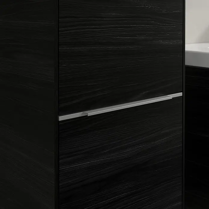 Villeroy & Boch Subway 3.0 Hochschrank - B x T x H: 40 x 36,2 x 171 cm, 2x Tür, Black Oak, Farbe Griff: Aluminium glänzend, DIN Anschlag: Links - Detailaufnahme eines schwarzen Badezimmerschranks mit schlichtem, silberfarbenem Griff. Elegantes Design für modernes Bad.